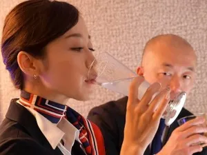 Con gái dẫn bạn thân thích đàn ông lớn tuổi về cùng Trả bài bố dượng