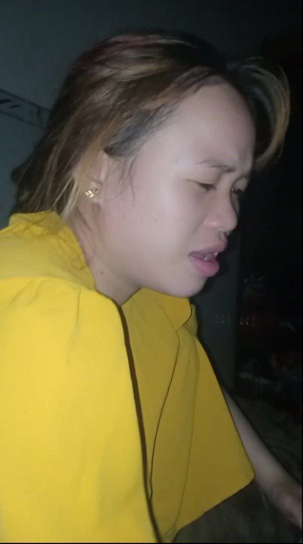 Con dừa lẳng lơ này lẳng lơ đến mức vừa làm tình vừa nói chuyện điện thoại. Chất dịch dâm đãng phun ra chất lỏng màu trắng, và cực khoái diễn ra liên tục. Cô ấy la hét và rên rỉ trong sự cám dỗ tột độ.