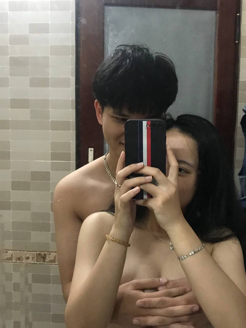 Chồng cặc teo vợ tìm buồi lạ lấp dầy khoảng trống